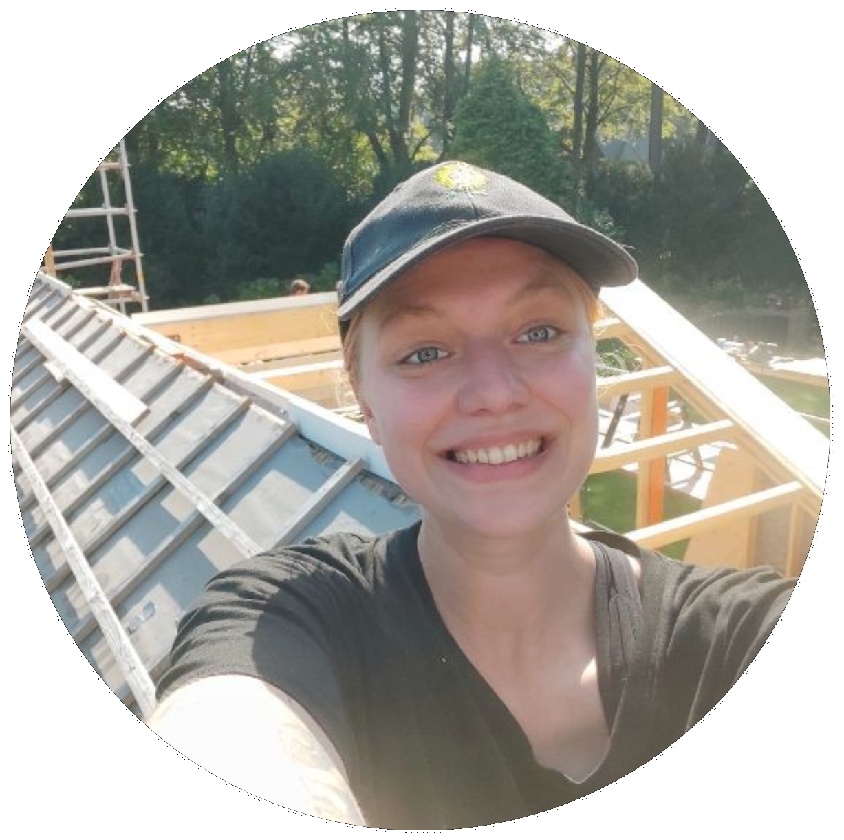 Kiki de Geus, timmervrouw, op een bouwplaats